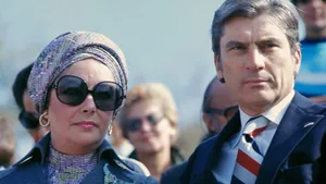 Elizabeth Taylor And John Warner In The 70s Wallpaper