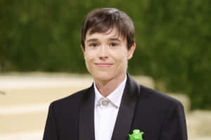 Elliot_ Page_in_ Suit_with_ Green_ Carnation Wallpaper