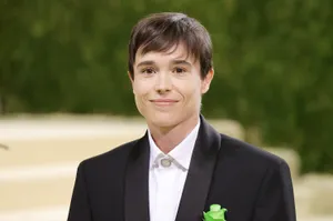 Elliot_ Page_in_ Suit_with_ Green_ Carnation Wallpaper