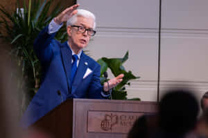 Eloquent Speakerat Podium Wallpaper