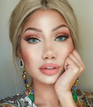 Embrace The Colors Of Spring With Refreshing Makeup Ideas Wallpaper