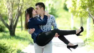 Embracing Love Under The Starry Sky Wallpaper