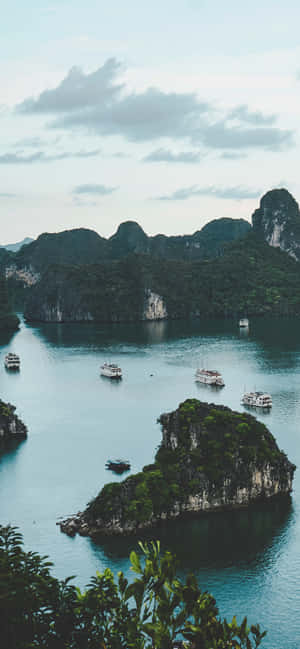 Emerald Water Of Vietnam's Halong Bay Wallpaper