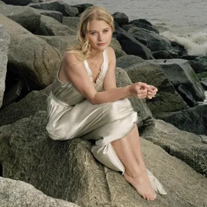 Emilie De Ravin Seaside Serenity Wallpaper