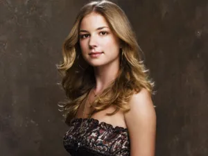 Emily Vancamp Elegant Portrait Wallpaper