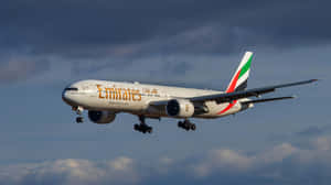 Emirates Boeing777 Landing Wallpaper