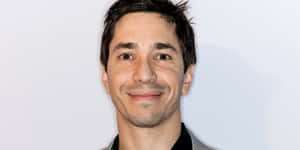 Engaging Portrait Of Actor Justin Long Wallpaper