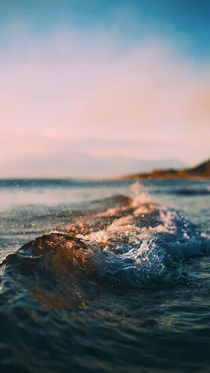 Enjoy The Beauty Of The Vast Ocean With This Amazing Aesthetic Phone! Wallpaper