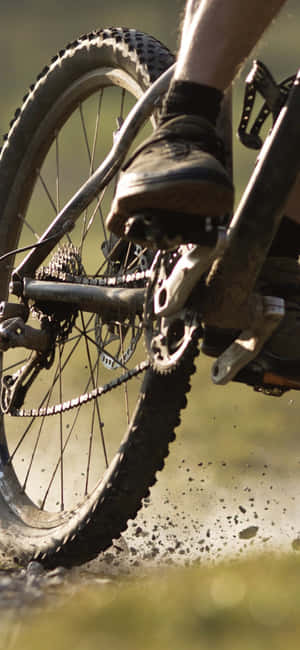 Enjoy The Thrill Of Outdoor Mountain Biking With Your Iphone. Wallpaper