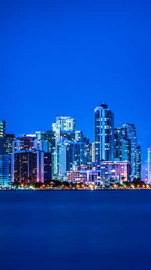 Enjoy The Tranquil Beauty Of Beachfront Miami With The New Iphone! Wallpaper