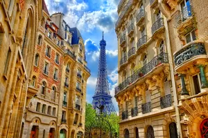 Enjoying A Walk Through The City Of Paris Wallpaper
