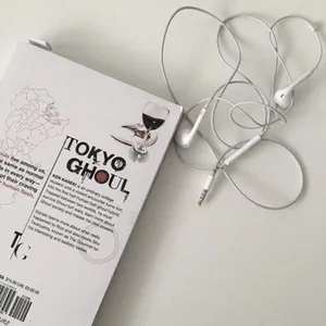 Enjoying The Peaceful Solitude Of A Japanese White Aesthetic Garden. Wallpaper