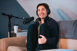 Entertainer Justin Long Smiling During A Photoshoot Wallpaper