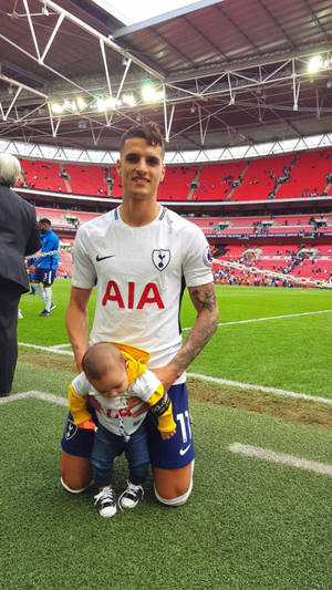 Erik Lamela And Son Photograph Wallpaper