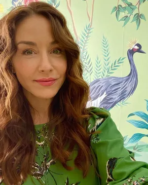 Erin Karpluk Green Backdrop Selfie Wallpaper
