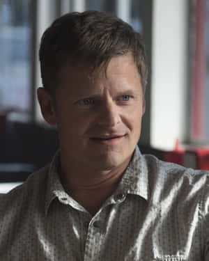 Esteemed Actor Steve Zahn Against A Backdrop Of Serene Blue. Wallpaper