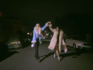 Euphoric Nighttime Friends Fashion Wallpaper