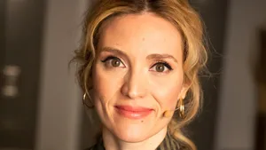 Evelyne Brochu Smiling Portrait Wallpaper