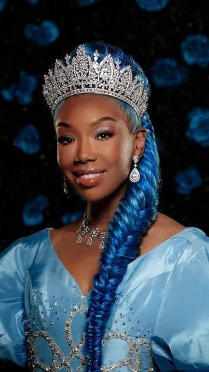 Evie Royal Look Wallpaper