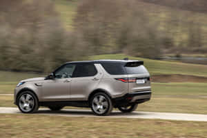 Experience Freedom With The Exceptional Land Rover Discovery Wallpaper