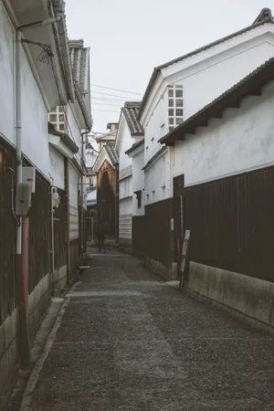 Exploring Dark And Gloomy Streets Wallpaper