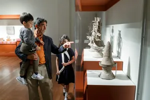 Family Exploring Art Museum Wallpaper