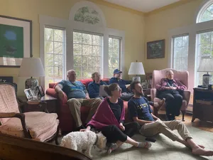 Family Home Tv Bonding Wallpaper