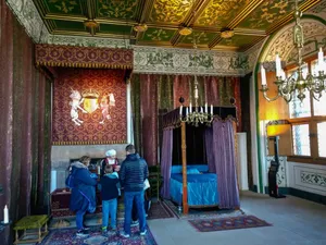 Family Visiting Sterling Castle Wallpaper