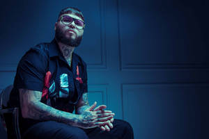 Farruko On Dim Room Wallpaper