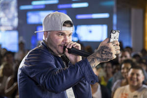 Farruko Taking A Selfie Wallpaper