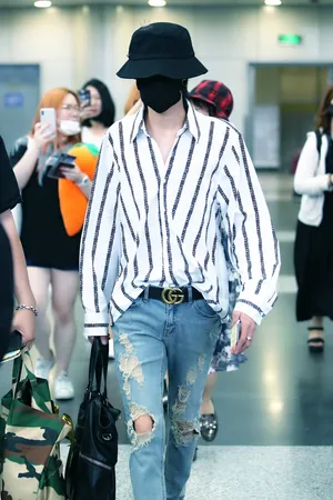 Fashion-forward K-pop Artist: 'the8' At The Airport Wallpaper