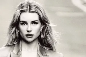 Fashion Icon Lottie Moss Standing In An Artistic Light Wallpaper