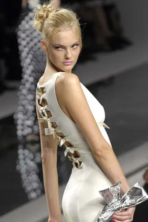 Fashion Runway Model Glance Wallpaper