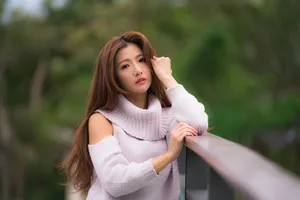 Fashionable Off-shoulder Lilac Knit Sweater Wallpaper