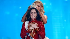 Fatima Bosch Crowned Beauty Queen Wallpaper