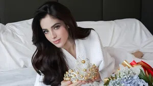 Fatima Bosch Elegant Portrait Wallpaper