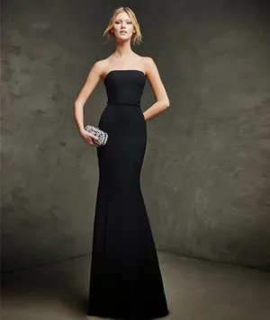 Feel Glamorous In This Strapless Black Tie Dress. Wallpaper