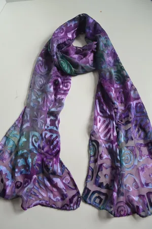Feel Warm And Stylish With A Purple Scarf Wallpaper