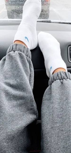 Feeton Car Dashboardin White Socks Wallpaper