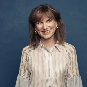 Fiona Bruce Confidently Posing During An Interview. Wallpaper