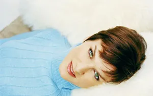 Fiona Bruce Posing Elegantly During A Photoshoot. Wallpaper