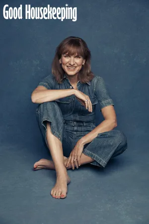 Fiona Bruce Posing Elegantly In A Tailored Suit Wallpaper