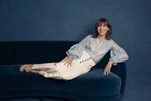 Fiona Bruce Posing In A Light-filled Room Wallpaper