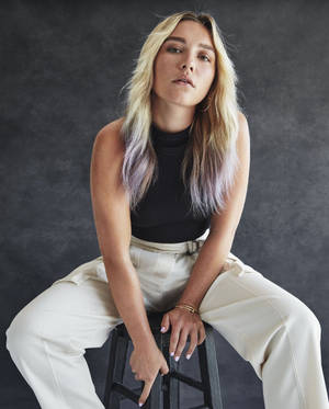 Florence Pugh On Stool Wallpaper