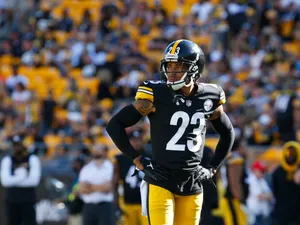 Focused Cornerback On Field Wallpaper