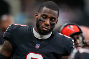 Focused Football Player Kyle Pitts Wallpaper