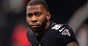 Focused Football Player Kyle Pitts Wallpaper