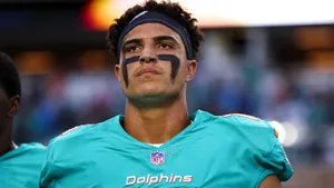 Focused Football Player Miami Dolphins Wallpaper