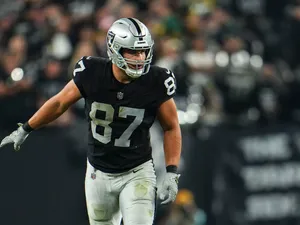 Focused Football Player Number87 Wallpaper