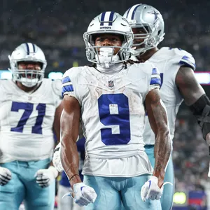 Focused Football Player Number9 Wallpaper